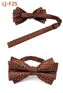 Vue détaillée du nœud papillon à motif bronze avec sangle réglable pour costume d'homme