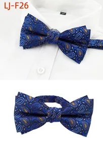 Gros plan détaillé d'un nœud papillon classique à motif cachemire bleu élégant