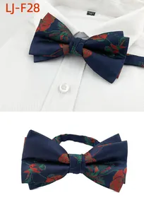 Vue macro détaillée du nœud papillon fleuri bleu marine pour homme sur une chemise