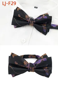 Vue détaillée d'un élégant nœud papillon fleuri noir pour homme sur chemise blanche