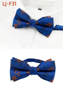 Vue détaillée d'un nœud papillon bleu à fleurs pour homme sur une chemise blanche