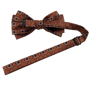 Nœud papillon orange pour homme avec motif géométrique élégant pour mariages et banquets.