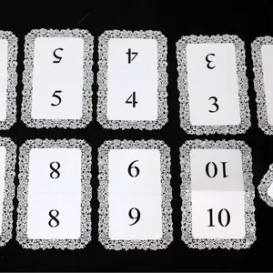 Élégantes cartes de table de mariage découpées au laser avec bordure en dentelle de rose