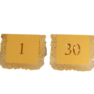 Numéros de table de mariage découpés au laser dorés avec motif de rose chic 1-30