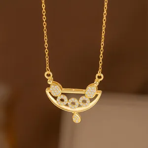 Elegante collar dorado con motivo de hojas de laurel y trigo con piedras pavé