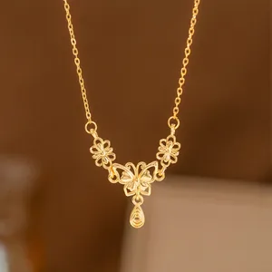 Elegante collar dorado con un colgante de mariposa y delicados motivos florales.