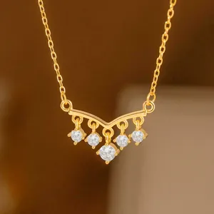 Elegante collar en V dorado con cinco cristales transparentes colgantes y finos