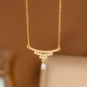Elegante collar de la diosa del laurel dorado con circonitas y colgante de pera