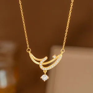 Elegante collar dorado con colgante de laurel, piedras de circón brillantes y una gema central.