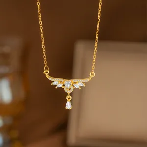 Elegante collar dorado diosa del laurel con colgante de cristales brillantes