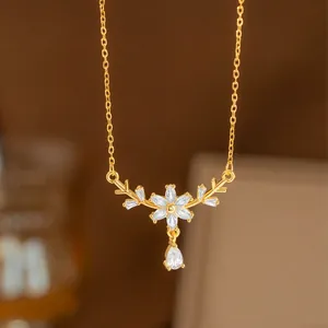 Collar dorado con colgante de espiga de laurel y una flor de cristal brillante