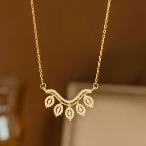 Collar con colgante de laurel y trigo bañado en oro con cristales de estilo minimalista