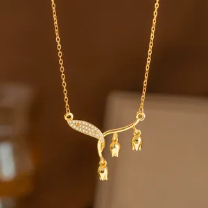 Elegante collar dorado con una hoja brillante y delicados colgantes de capullos de tulipán