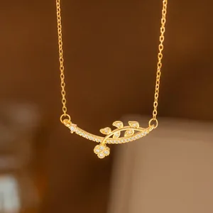 Elegante collar dorado con colgante de hoja de laurel y finos cristales brillantes