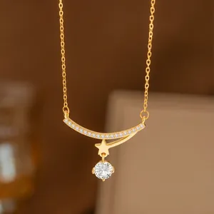 Variante de collar de oro con barra curva, estrella y colgante de circón redondo