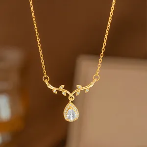 Collar de hojas de laurel dorado con colgante de gota de cristal, joya elegante estilo Mori.