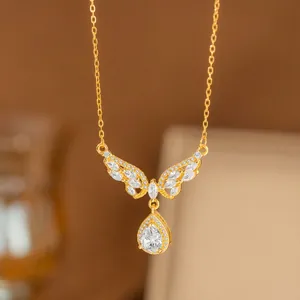 Collar dorado con colgante de alas de ángel y una circonita cúbica en forma de pera