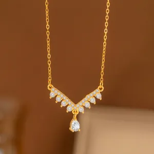 Elegante collar en V chapado en oro de 18K con colgante de circonita en forma de gota