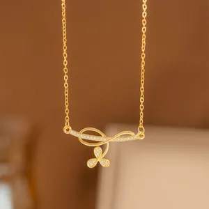 Elegante collar dorado con colgante de espiga de trigo de laurel y piedras