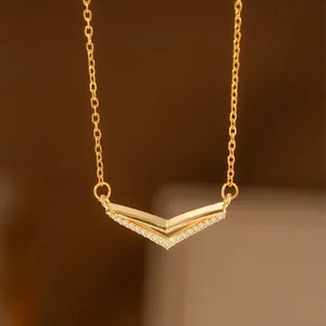 Elegante collar dorado con colgante en V y cristales micro-pave para mujer moderna