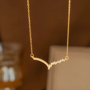 Elegante collar chevron bañado en oro con circonitas cúbiche baguette y redondas