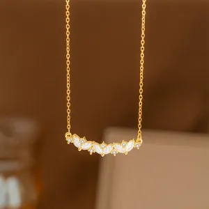 Elegante collar con colgante de hoja de laurel dorado y cristales deslumbrantes