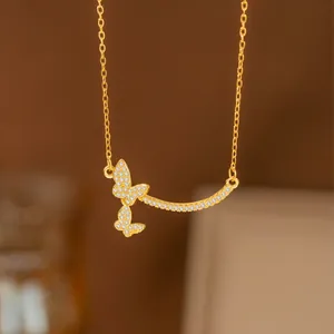 Elegante collar de mariposa dorada con colgante de barra curva de circonita para mujer