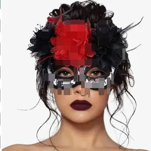 Elegante schwarz-rote Maskeradenmaske mit Blumen und Federn für Halloween-Partys