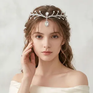 Elegantes Braut Stirnband mit Strassreben an einem Model für einen Hochzeitslook