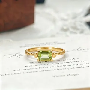 Exquisites Makro-Detail eines Vintage-Ringes aus S925-Silber mit smaragdgrünem Peridot