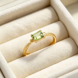 Detailansicht eines vergoldeten S925-Silberrings im Vintage-Stil mit einem grünen Peridot-Stein
