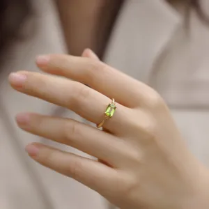 Nahaufnahme eines Rings aus 925er Sterlingsilber mit einem natürlichen Peridot-Stein