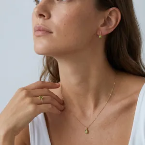 Elegantes Schmuckset aus S925 Silber mit Halskette, Ohrringen und Ring aus Peridot