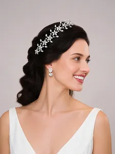 Elegante diadema de novia de circón plateado y pendientes de flores a juego