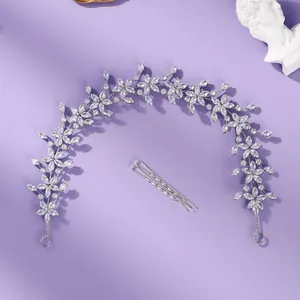 Elegante diadema nupcial de plata con flores de circonita sobre fondo lavanda suave.