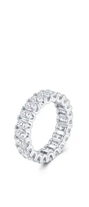 Gros plan détaillé d'une bague demi-éternité en argent 925 avec moissanites taille ovale