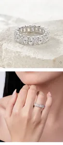 Vue détaillée montrant les pierres de moissanite ovales sur cette bague en argent 925