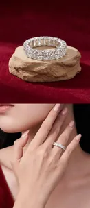 Vue détaillée d'une bague éternité en argent 925 avec de la moissanite de couleur D