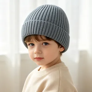 Hochwertige weiche blaue Strickmütze für Babys an einem Kind zur Wärme im Winter