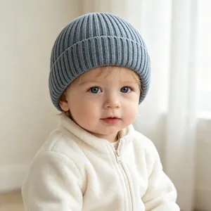 Detailansicht der grauen gerippten Baby-Strickmütze mit weicher, warmer Textur
