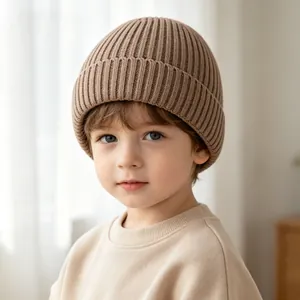 Detailaufnahme einer warmen braunen gerippten Strickmütze für Babys an einem Kind