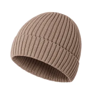 Nahaufnahme einer braunen Strickmütze für Babys mit weichem Rippenmuster und Umschlag.
