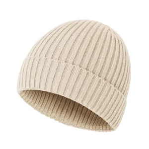 Detailansicht einer beigen gerippten Baby-Strickmütze mit weicher und warmer Textur