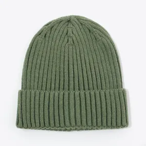 Detailansicht der gerippten Stricktextur einer olivgrünen Babymütze für den Winter