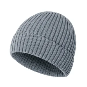 Detailansicht einer grauen gerippten Babymütze mit weicher und warmer Strickstruktur.
