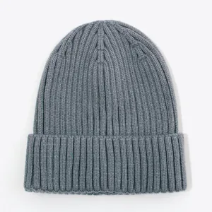 Nahaufnahme der weichen, grauen Rippstrick-Textur dieser warmen Baby-Wintermütze