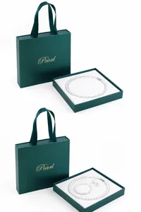 Detailansicht der tragbaren grünen Perlenkette Schmuck Geschenkbox mit Schleifengriff