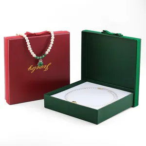 Coffret cadeau élégant pour collier de perles rouge et vert avec nœud