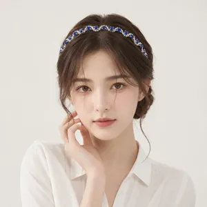 Elegante pettine per capelli ondulato con strass blu e bianchi indossato da modella.