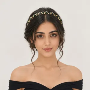 Elegante fascia ondulata con pietre preziose verde smeraldo e strass dorati per donna